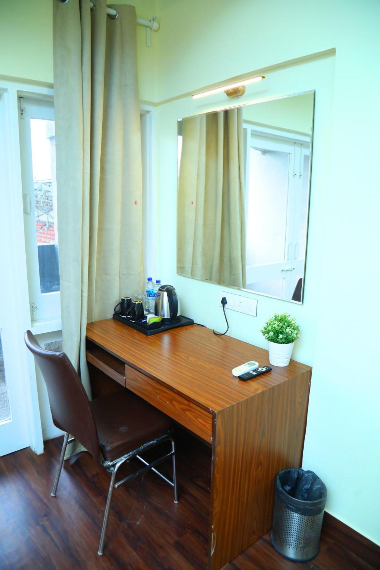 Country & By Turtle - Airport Hotel Bombaj